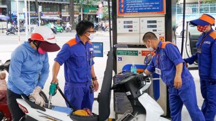 Giá xăng dầu hôm nay 30/4: Dầu diesel, xăng RON 92 và RON 95 đồng loạt thay đổi, bảng giá ‘đầy bình’ các mẫu xe số 