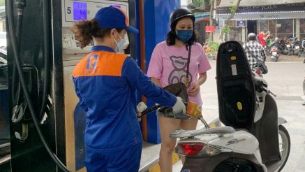 Giá xăng dầu chiều 30/4: Xăng RON 95 biến động cực lớn, xe máy ‘quốc dân’ mới không cần đổ xăng ra mắt giá 24 triệu đồng