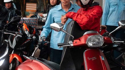 Bảng giá xăng dầu sáng nay 2/5: RON 95 rẻ 'ngỡ ngàng bật ngửa', giá đầy bình xe máy Piaggio và Vespa