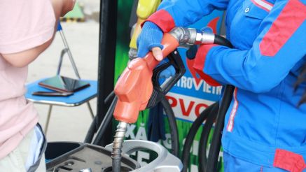 Bảng giá xăng dầu sáng nay 4/5: RON92 và RON95 rẻ hơn mong đợi, giá đầy bình xe máy Piaggio và Vespa