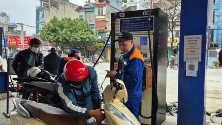 Giá xăng dầu chiều 13/5: Xăng RON 95 ‘bán như cho’, dầu diesel ‘tụt’ 17.290 đồng/lít từ đỉnh, Yamaha NEO's giảm giá mạnh
