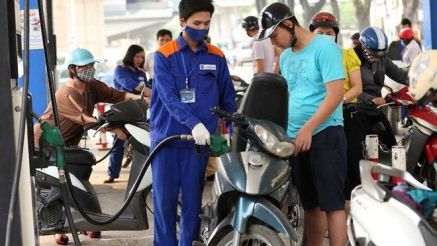 Giá xăng dầu chiều nay 15/5: Dầu diesel hạ 17.560 đồng, xăng RON 95 ‘đi đứt’ 9.770 đồng từ đỉnh, giá lăn bánh Grand i10