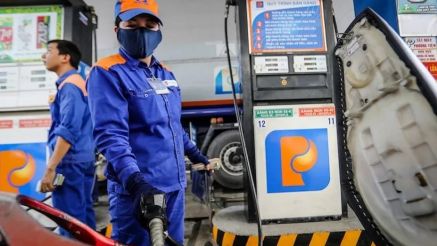 Giá xăng dầu hôm nay 21/5: Xăng RON 95 hạ hơn 9.000 đồng/lít, dầu diesel ‘rẻ như rau’, giá lăn bánh VinFast VF 5 cực hời