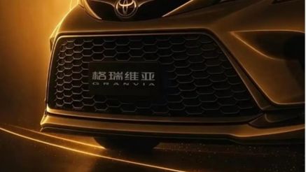 Toyota Grevia 2027 chốt lịch ra mắt: MPV cao cấp có màn hình 15,6 inch, ghế da Nappa, hybrid 2.5L 'đe nẹt' Kia Carnival