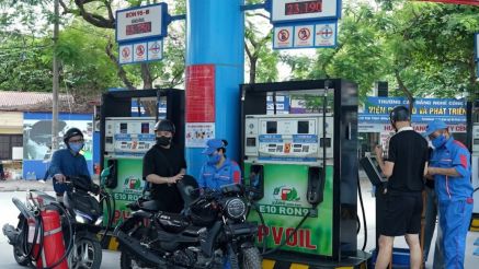 Giá xăng dầu trưa 13/7: Dầu diesel ‘rẻ như cho’, E10 và RON 92 giảm hơn 10.900 đồng, giá lăn bánh Toyota Corolla Cross