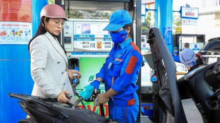 Giá xăng dầu hôm nay 15/7: E10 giảm gần 12.000 đồng/lít, RON 92 tụt thẳng xuống đáy mới, bảng giá đầy bình các mẫu xe số