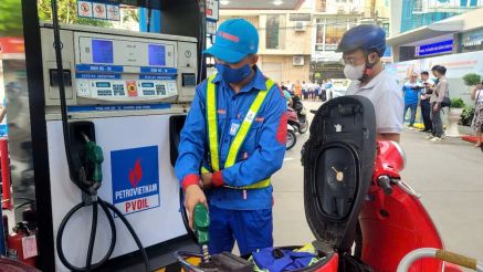 Giá xăng dầu hôm nay 1/8: E10 RON95 và RON92 có tín hiệu về 17.000 đồng, Diesel 'bèo bọt', giá đầy bình xe máy Piaggio