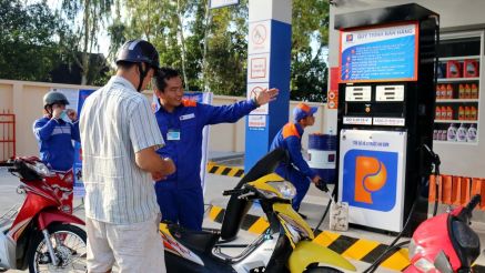 Giá xăng dầu trưa nay 2/8: Dầu diesel thấp hơn đỉnh 17.000 đồng, RON 92 và E10 sắp 'rẻ bèo', giá lăn bánh VinFast VF 5