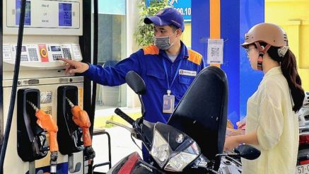 Giá xăng dầu hôm nay 6/8: Xăng RON 92 sắp giảm ‘thủng đáy’, E10 rất gần mốc 18.000 đồng/lít, giá lăn bánh VinFast VF 6