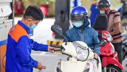 Giá xăng dầu hôm nay 9/8: Xăng RON 92 rất gần đáy, E10 đã thấp hơn đỉnh tới 9.231 đồng, bảng giá đầy bình xe ga 110cc