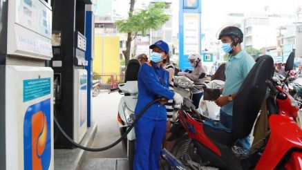 Giá xăng dầu tối nay 12/8: Xăng E10 sắp tụt ‘thủng đáy’, RON 92 rẻ hơn đỉnh gần 8.500 đồng, giá đầy bình xe ga 150-160cc