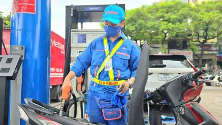 Giá xăng dầu hôm nay 16/8: Xăng E5 RON 92 giảm cắm đầu, E10 RON 95 rẻ hơn đỉnh 9.300 đồng, bảng giá đầy bình xe ga 125cc