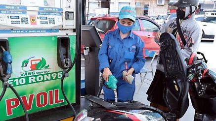 Giá xăng dầu trưa 19/8: Xăng E10 về cách đáy 2.100 đồng, RON 92 rẻ hơn đỉnh 9.875 đồng, giá lăn bánh Toyota Veloz Cross
