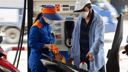 Giá xăng dầu hôm nay 28/8: Xăng E10 RON 95 lao dốc, E5 RON 92 giảm về cách đáy 2.572 đồng, giá đầy bình xe ga 150-160cc