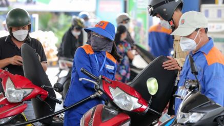 Giá xăng dầu trưa 28/8: Dầu diesel lại giảm, xăng E10 và RON 92 ‘rộng cửa’ về 18.000 đồng/lít, giá lăn bánh VinFast VF 7