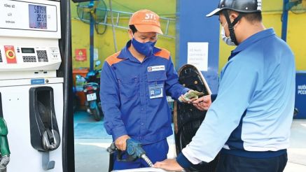 Giá xăng dầu trưa nay 31/8: Xăng RON 92 ‘tìm đường’ xuống 18.000 đồng/lít, E10 đã gần chạm đáy, giá đầy bình ô tô Mazda
