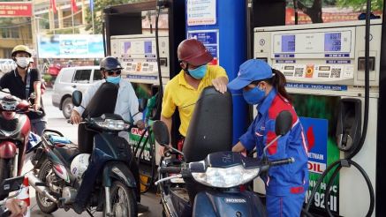 Giá xăng dầu trưa 1/9: Dầu diesel rẻ hơn đỉnh 16.600 đồng, E10 và RON 92 về 18.000 đồng/lít? Giá lăn bánh VinFast VF 5