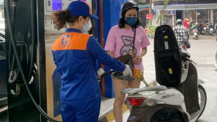 Giá xăng dầu chiều 10/9: Dầu diesel bật tăng, xăng RON 92 và E10 cách đỉnh hơn 6.000 đồng, giá đầy bình xe ga 150-160cc