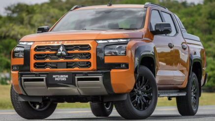 Mitsubishi Triton ‘hất cẳng’ Ford Ranger khỏi ngôi vương bán tải, Toyota Hilux bám đuổi quyết liệt