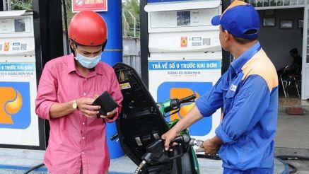 Giá xăng dầu chiều 24/9: Dầu diesel vượt mốc 30.000 đồng/lít, E5 RON 92 và E10 RON 95 ‘xa bờ’, giá đầy bình xe ga 110cc