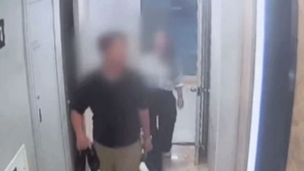 10 tháng sau scandal ngoại tình chấn động, nữ ca sĩ bật khóc trên sân khấu nhưng tiếp tục gây tranh luận