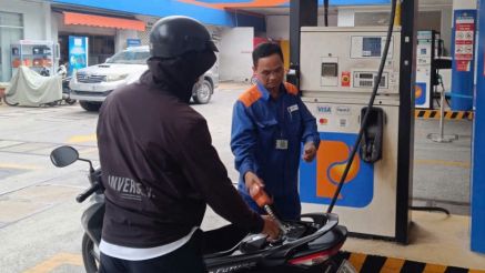 Giá xăng dầu trưa 11/10: Dầu vừa tụt 2 kỳ, RON 92 và E10 RON 95 vẫn 'xa bờ' hơn 8.000 đồng, giá đầy bình xe ga 150-160cc