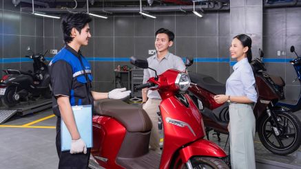 Đổi từ xe xăng sang xe máy điện: Điều gì giúp người dùng yên tâm thay đổi thói quen?