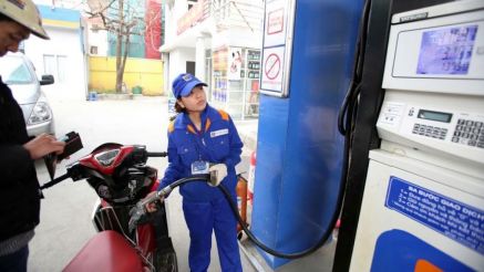 Giá xăng dầu hôm nay 16/10: Sau 6 kỳ tăng thông, RON 92 và E10 RON 95 đã giảm sâu về mức rẻ, giá lăn bánh VinFast VF 6