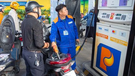 Giá xăng dầu hôm nay 19/10: Xăng E10 RON 95 và E5 RON 92 đua nhau giảm, cách đáy bao nhiêu? Giá lăn bánh VinFast VF 7