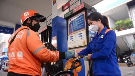 Giá xăng dầu hôm nay 21/10: Dầu liên tục giảm mạnh, E10 RON 95 và E5 RON 92 đã về gần đáy, giá đầy bình xe ga 150-160cc