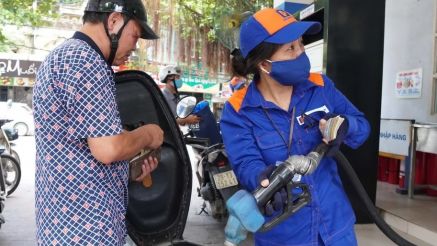 Giá xăng dầu chiều nay 27/10: Xăng E10 RON 95 ‘rơi tự do’, E5 RON 92 còn cách đáy 6.200 đồng, giá đầy bình xe ga 110cc