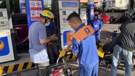 Giá xăng dầu trưa 29/10: RON 92 và E10 RON 95 giảm cực mạnh, dầu diesel rẻ hơn đỉnh bao nhiêu? Giá đầy bình ô tô Toyota
