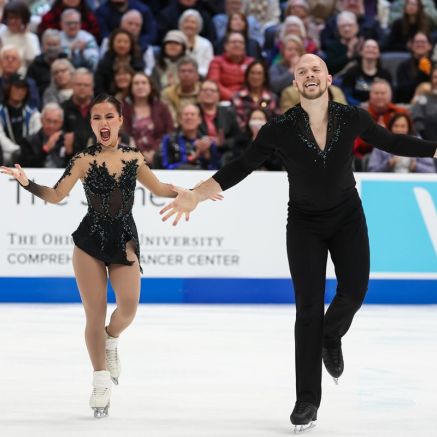 Cổ tích Olympic mùa đông 2026: Cặp đôi gãy chân, phẫu thuật não vẫn giành HCV gây chấn động