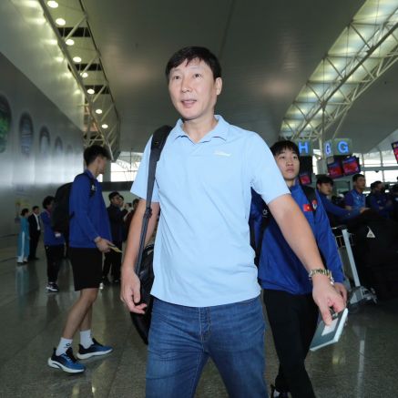 HLV Kim Sang-sik trở về Hàn Quốc, thuyền trưởng ĐT Việt Nam tặng vợ món quà 'đặc biệt'