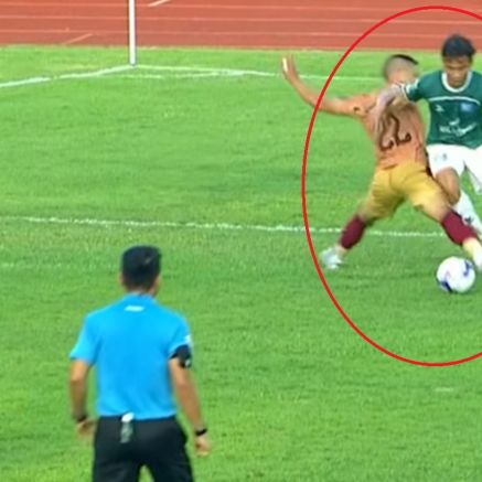 Tình huống hy hữu ở V.League 2, trận đấu không có VAR nhưng cầu thủ vẫn yêu cầu trọng tài 'xem lại'