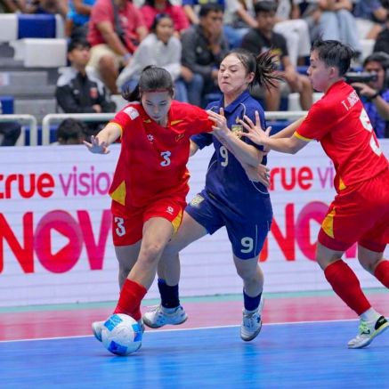 ĐT Việt Nam thua cay đắng Thái Lan, CĐV Đông Nam Á chỉ thẳng sai lầm của trọng tài