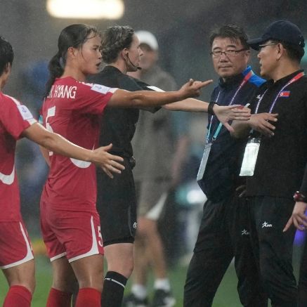 Trọng tài Việt Nam có quyết định gây tranh cãi, ĐT nữ Triều Tiên từ chối vào sân thi đấu