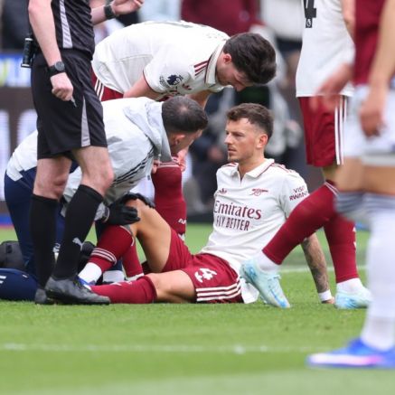 Arsenal nhận cú sốc lớn: Ben White nguy cơ nghỉ hết mùa vì chấn thương đầu gối