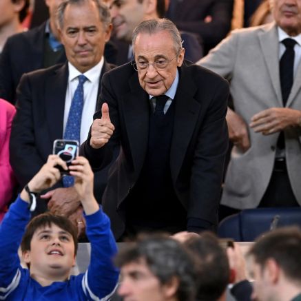 Florentino Perez khẩu chiến với CĐV Real Madrid, an ninh tịch thu biểu ngữ phản đối tại Bernabeu