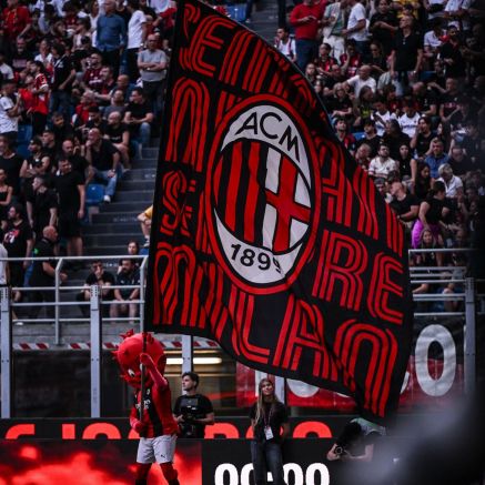 AC Milan sụp đổ trước Cagliari: CĐV San Siro nổi giận, Ibrahimovic phải được hộ tống rời sân