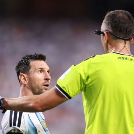 FIFA công bố trọng tài bắt chính trận Anh vs Argentina, Lionel Messi gặp lại người quen