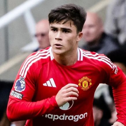 HLV Carrick gạch tên, thần đồng của Man United bị rao bán với giá rẻ