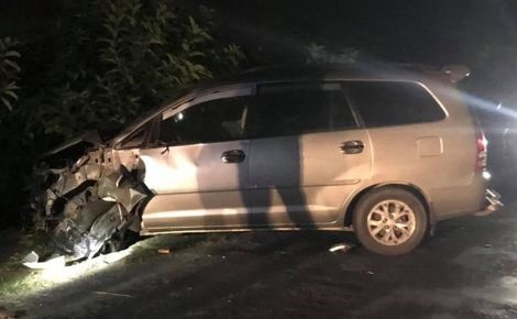 Giật mình Toyota Innova tông trực diện loạt xe máy, tài xế vội vàng bỏ trốn
