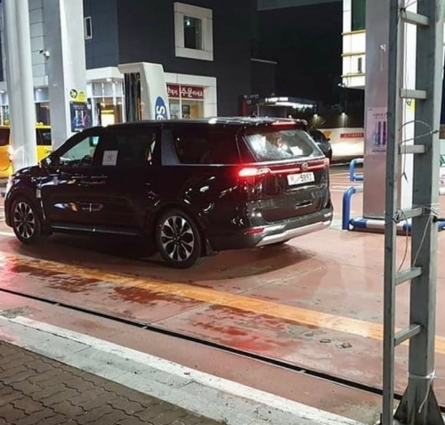 Kia Sedona 2021 lần đầu đi đổ xăng sau khi ra mắt, ảnh ‘cam thường’ có giống như ảnh mạng?