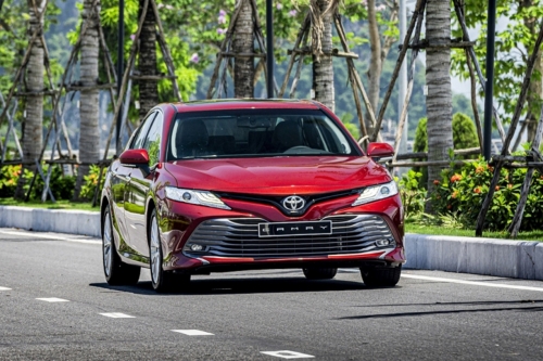 Toyota Camry incentives, discounts of tens of millions of dong, new prices at the dealer surprise