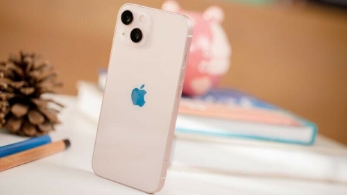 6 cheap iPhones even ‘reduce the floor’ on Valentine’s Day, attracting Vietnamese customers to buy as gifts