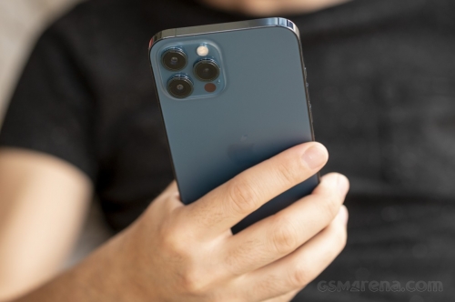 ‘Standing’ with a beautiful iPhone 12 Pro Max for sale for only 20 million dong as low as the new Galaxy S22