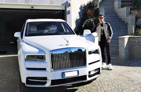 Ronaldo 'khui hộp' Rolls-Royce Cullinan, SUV sang trọng nhất thế giới Ronaldo 'khui hộp' Rolls-Royce Cullinan, SUV sang trọng nhất thế giới