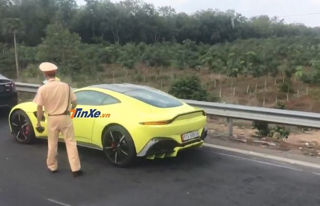 Siêu xe Aston Martin V8 Vantage 2018 của doanh nhân quận 12 bị cảnh sát "tuýt còi" Siêu xe Aston Martin V8 Vantage 2018 của doanh nhân quận 12 bị cảnh sát "tuýt còi"