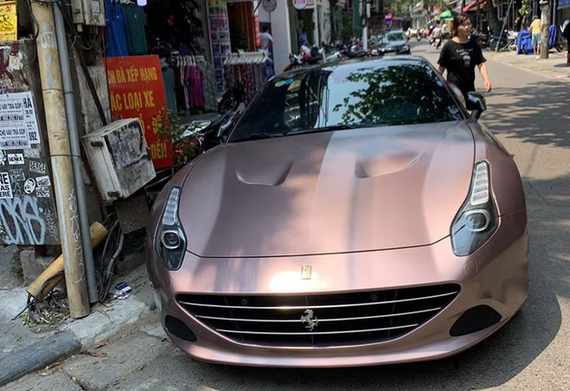 Dân chơi đồng hồ khét tiếng tại Hà Nội đổi màu siêu độc cho Ferrari California T Dân chơi đồng hồ khét tiếng tại Hà Nội đổi màu siêu độc cho Ferrari California T